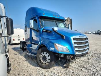  Salvage Freightliner Cascadia 1