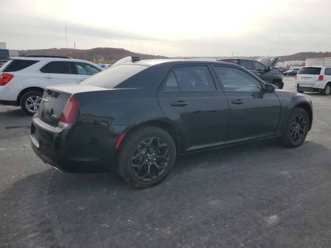 Chrysler 300 S Image 2