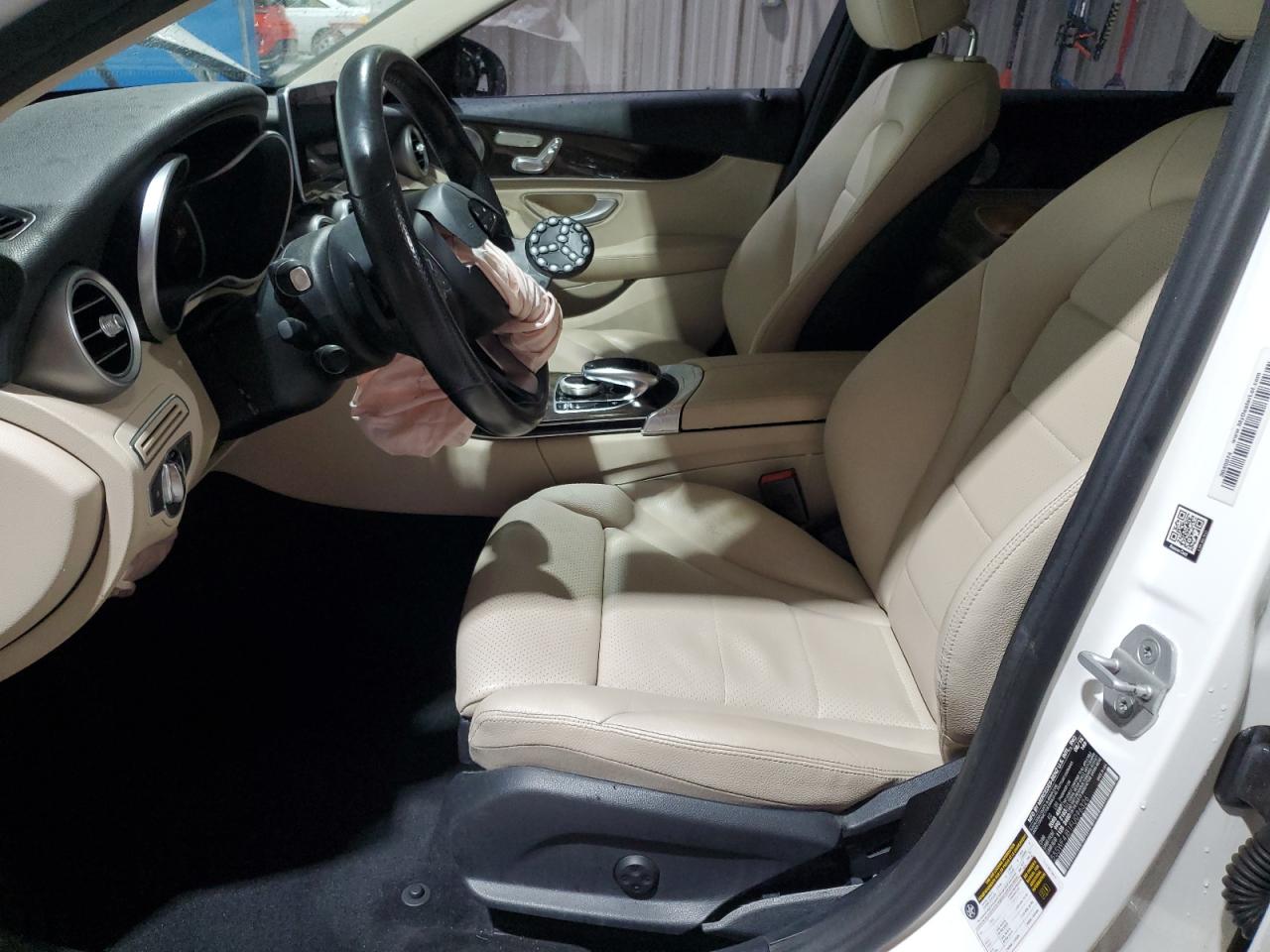 Mercedes-Benz C-Class 300 Image 9