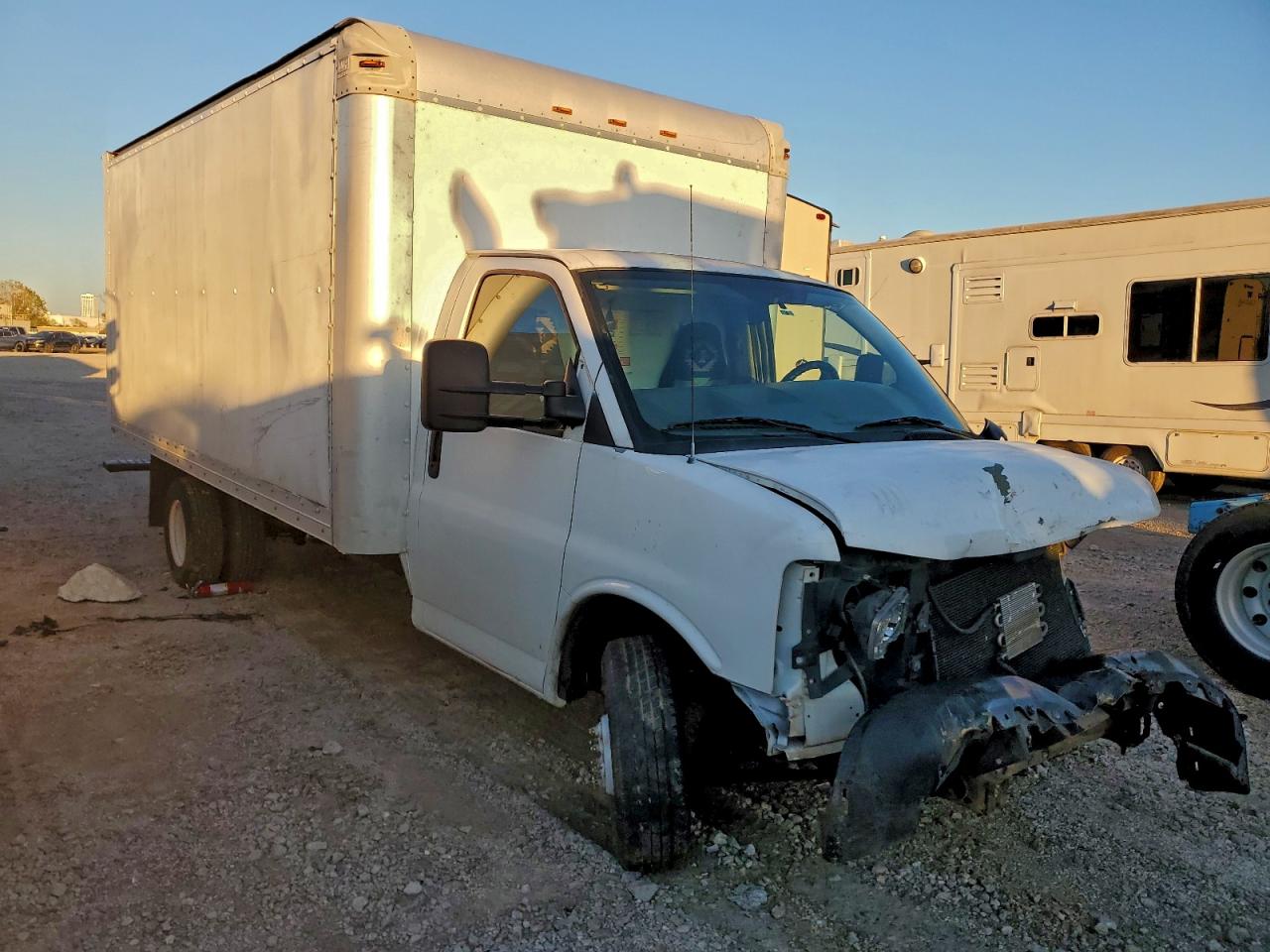 GMC Savana Cutaway G3500 Image 7