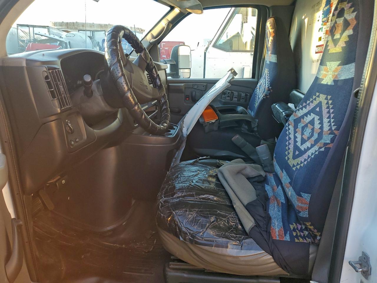 GMC Savana Cutaway G3500 Image 3