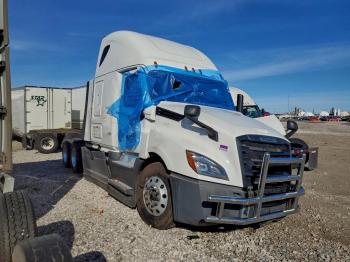  Salvage Freightliner Cascadia 1