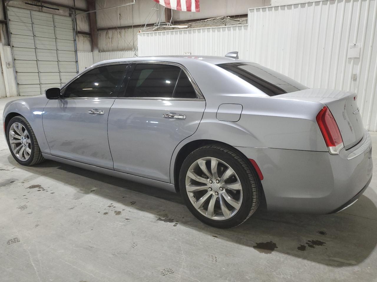Chrysler 300 Limited Image 11
