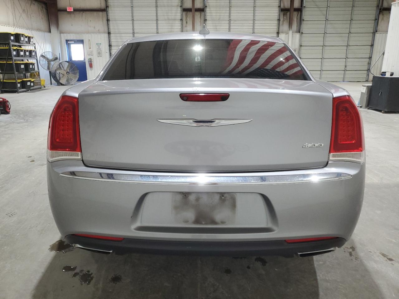 Chrysler 300 Limited Image 4