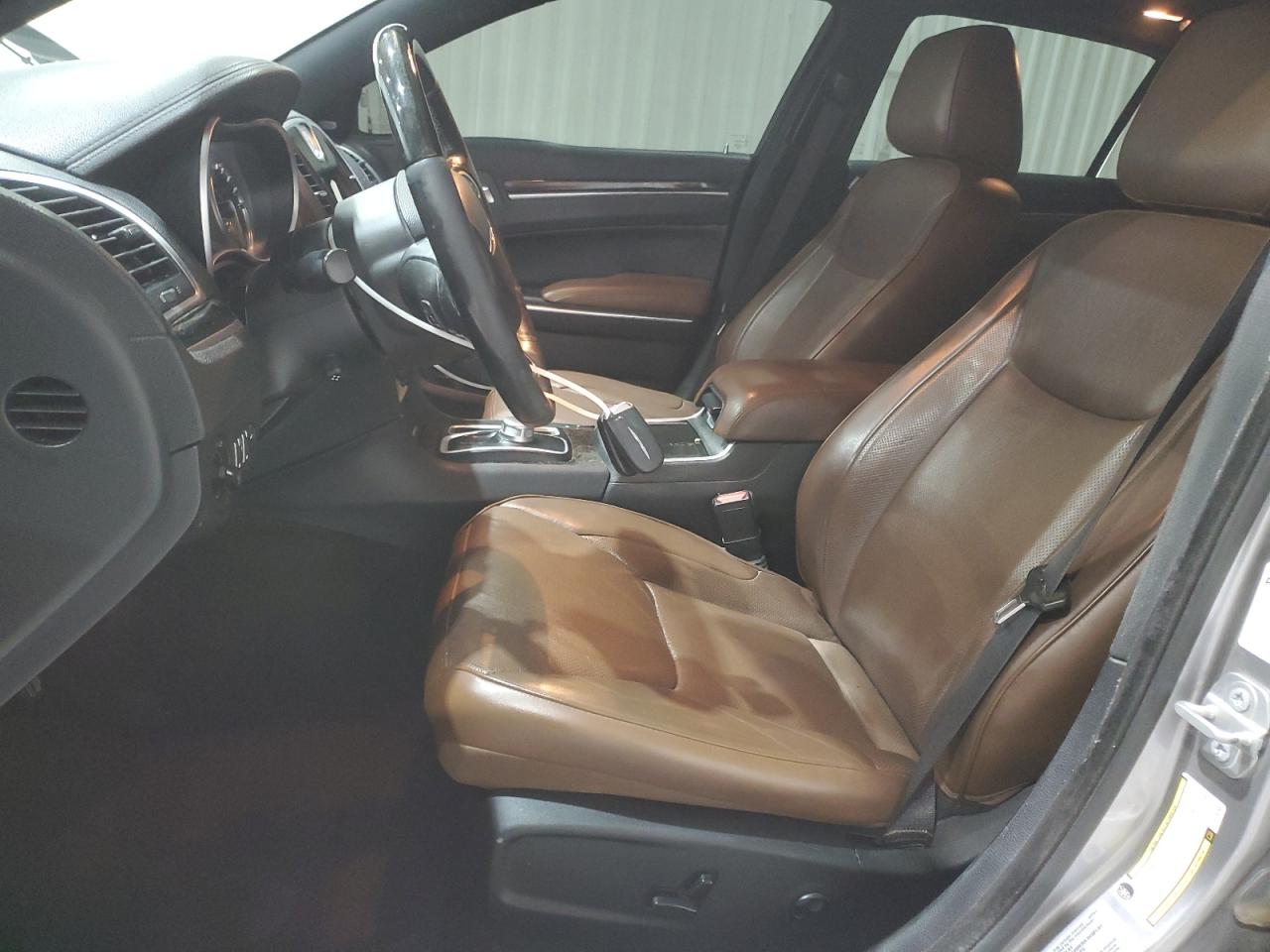 Chrysler 300 Limited Image 8