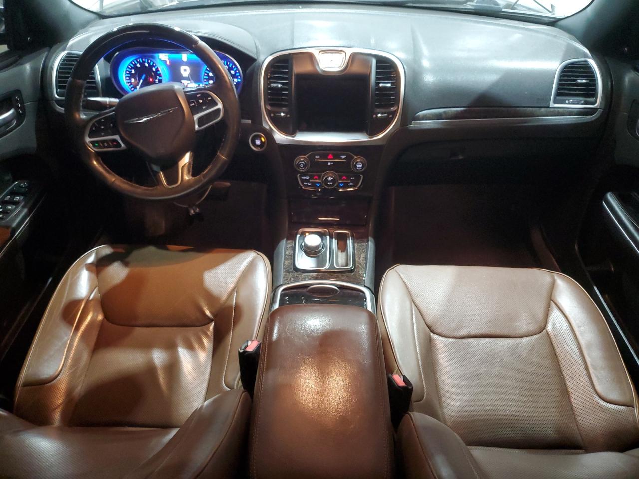 Chrysler 300 Limited Image 2