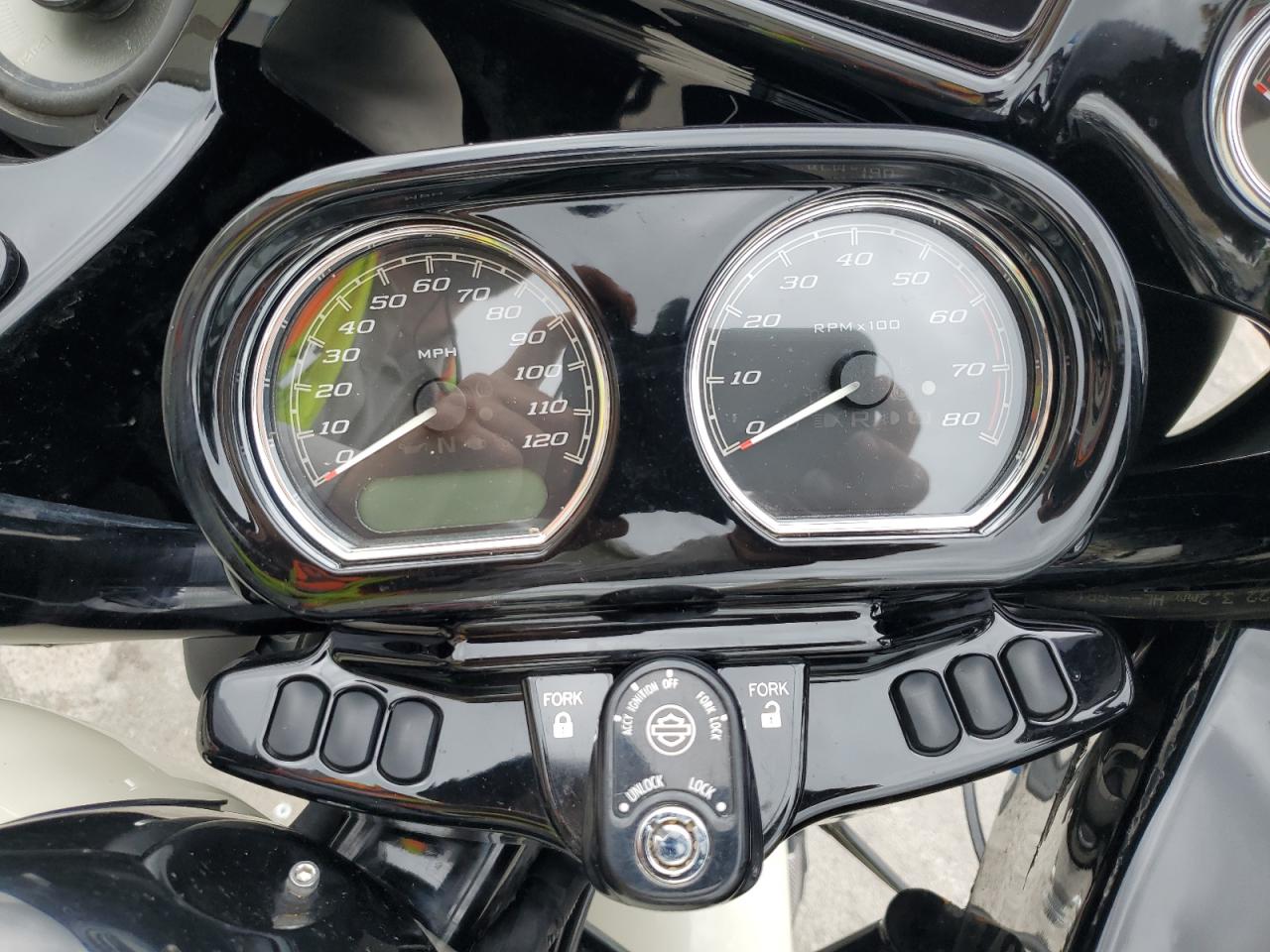 Harley-Davidson Fltrxst Image 8