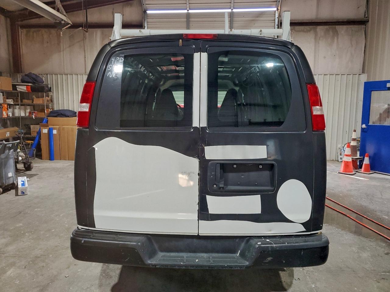 Chevrolet Express Image 2