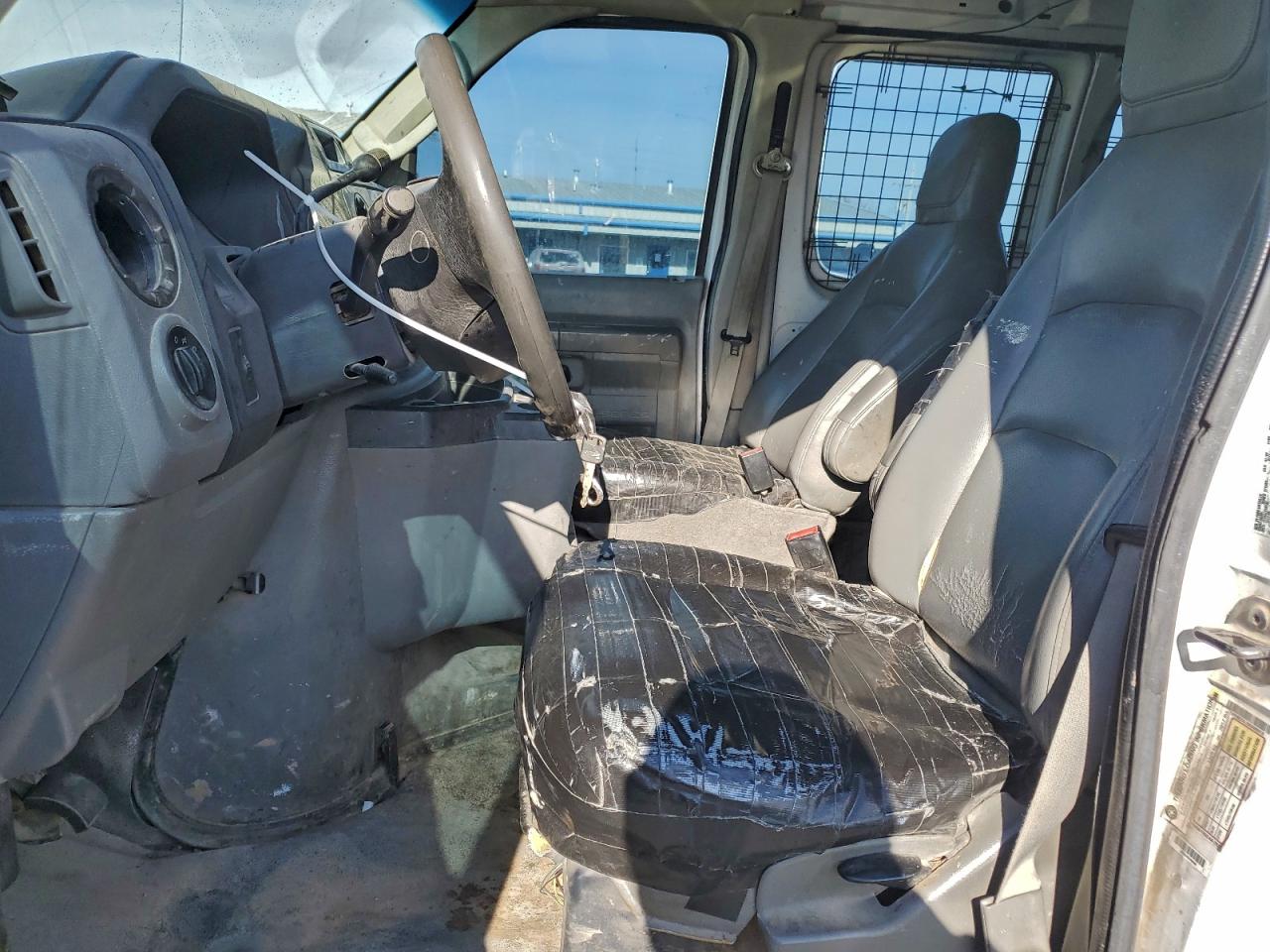 Ford Econoline E250 Van Image 7