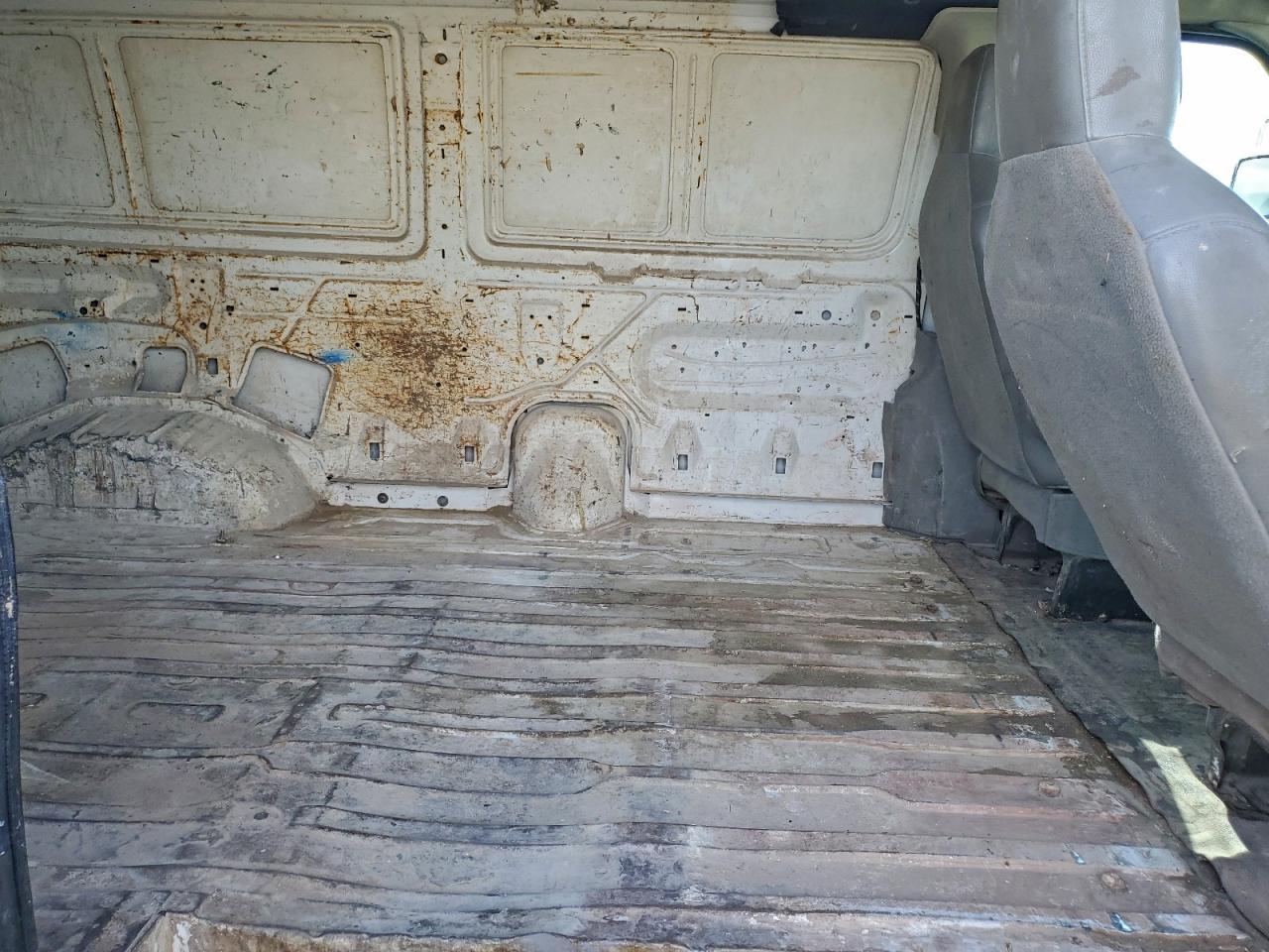 Ford Econoline E250 Van Image 2