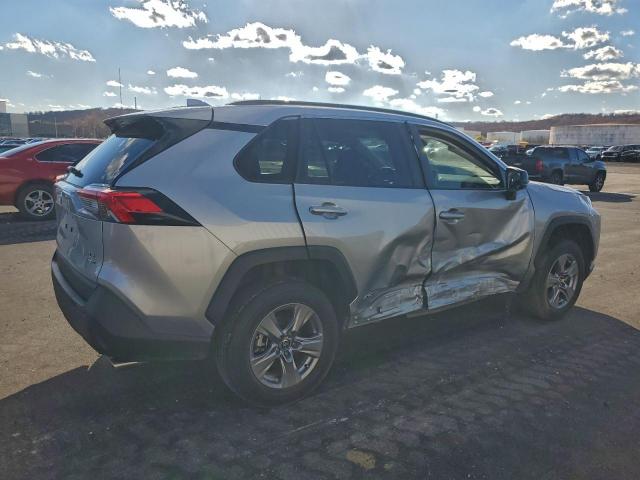 Toyota RAV4 Le Image 5