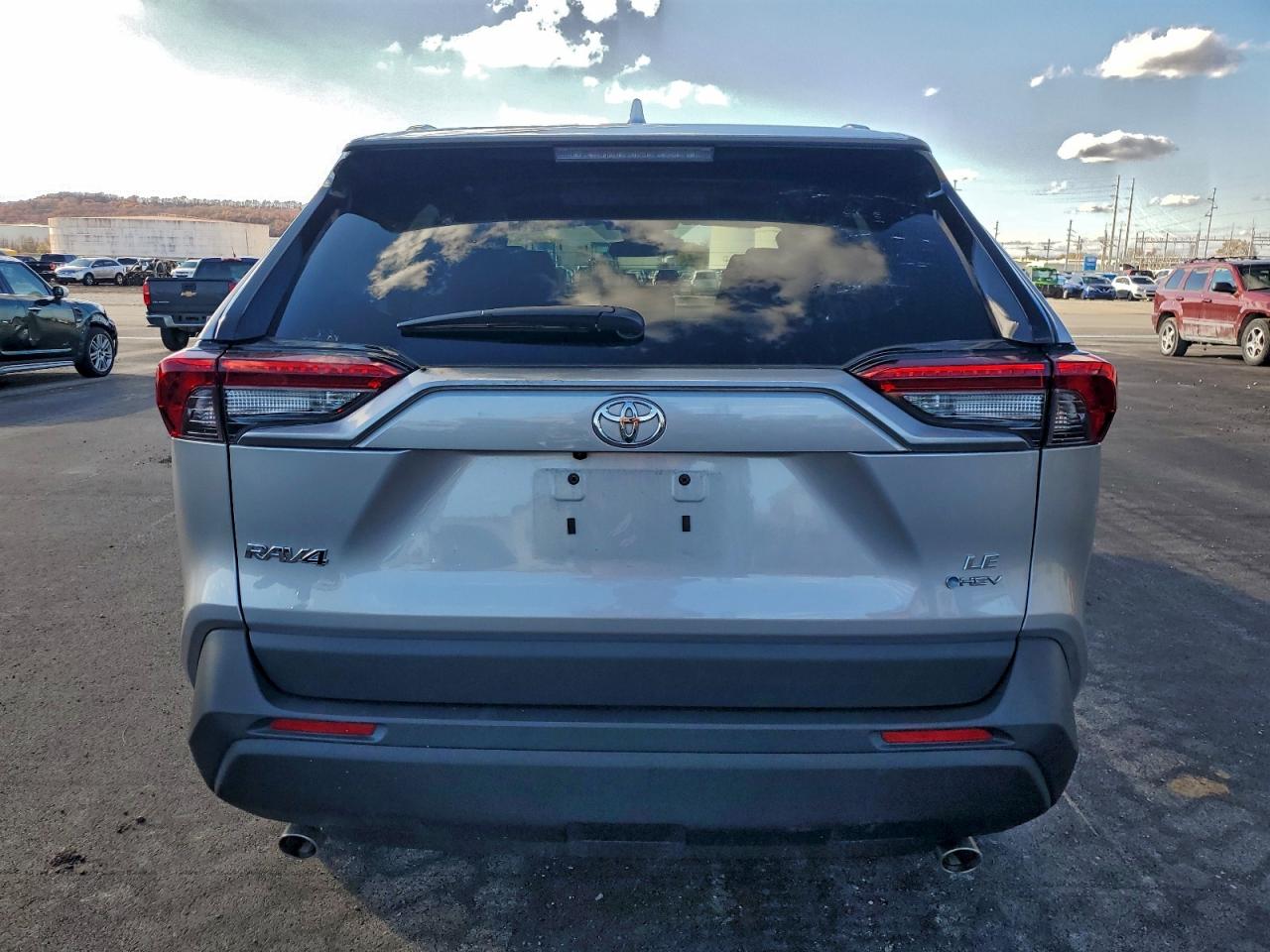 Toyota RAV4 Le Image 8