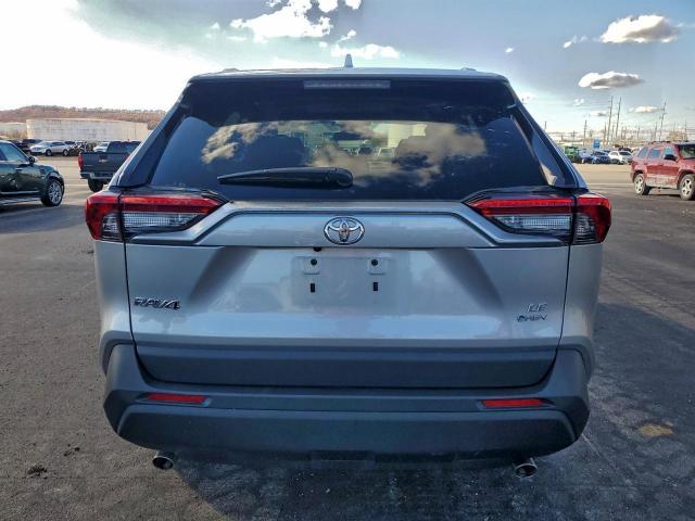 Toyota RAV4 Le Image 8