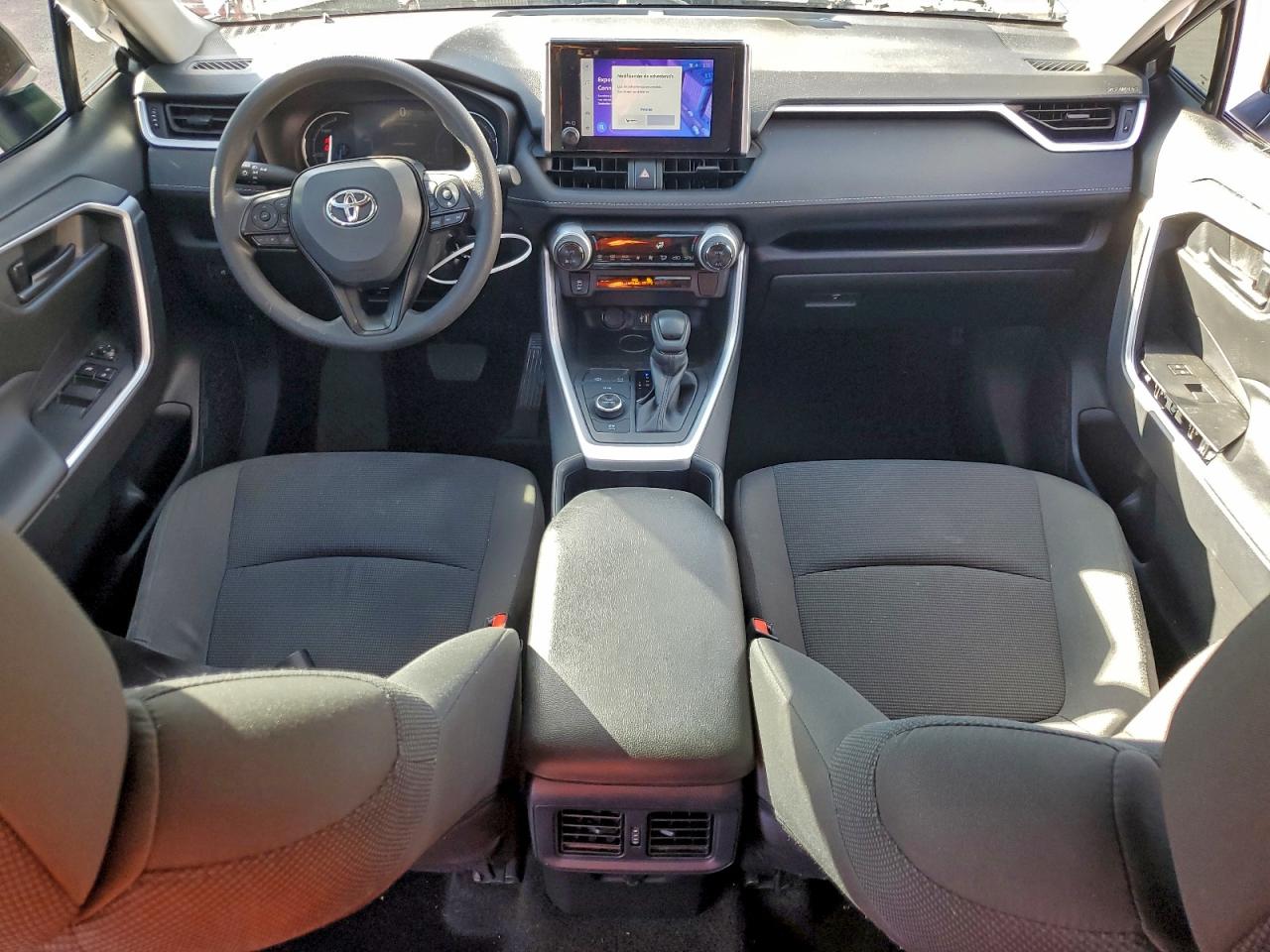 Toyota RAV4 Le Image 11