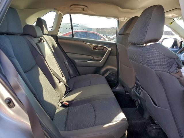 Toyota RAV4 Le Image 13