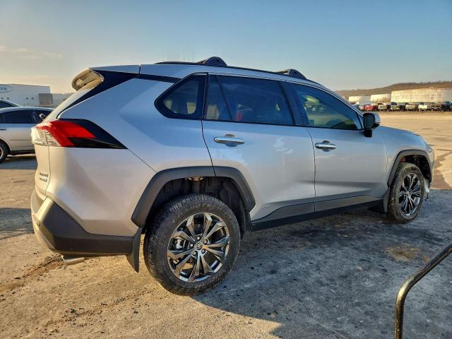 Toyota RAV4 Limited Image 3