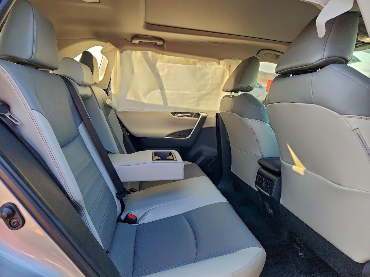 Toyota RAV4 Limited Image 4