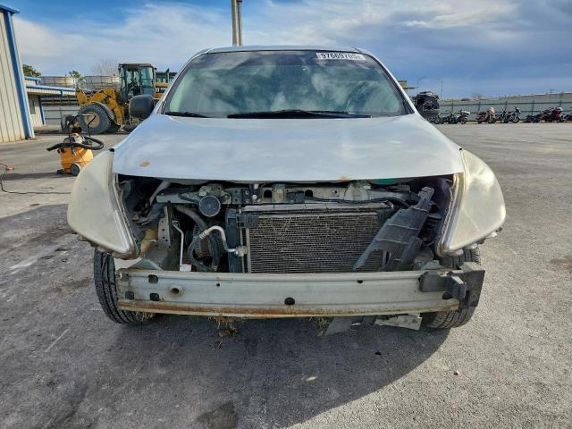 Nissan Versa S Image 6