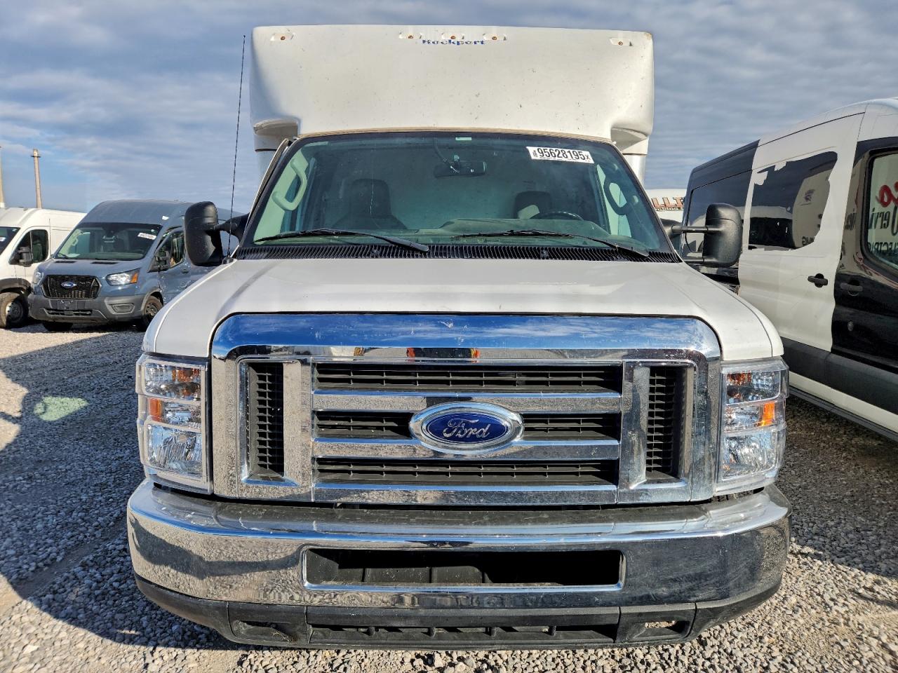 Ford E-350 E350 Super Duty Cutaway Van Image 3