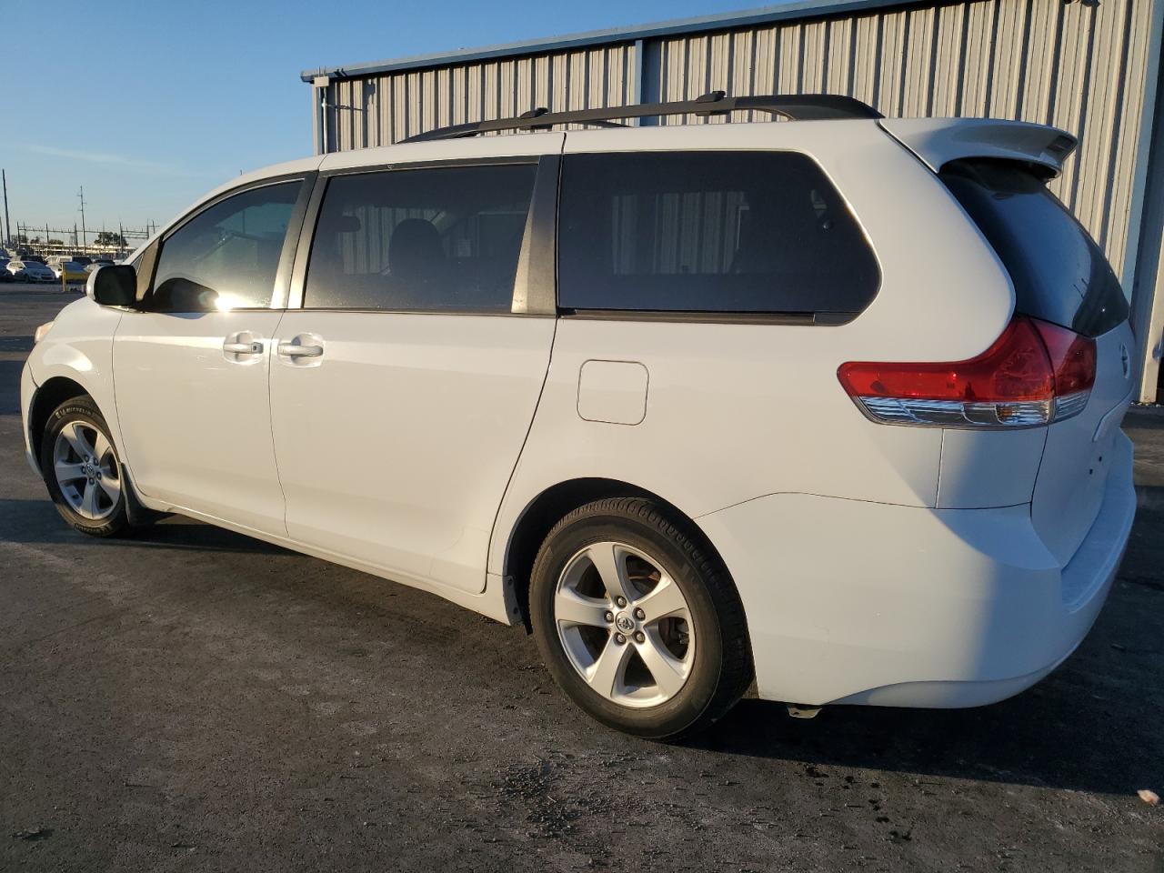 Toyota Sienna Le Image 3