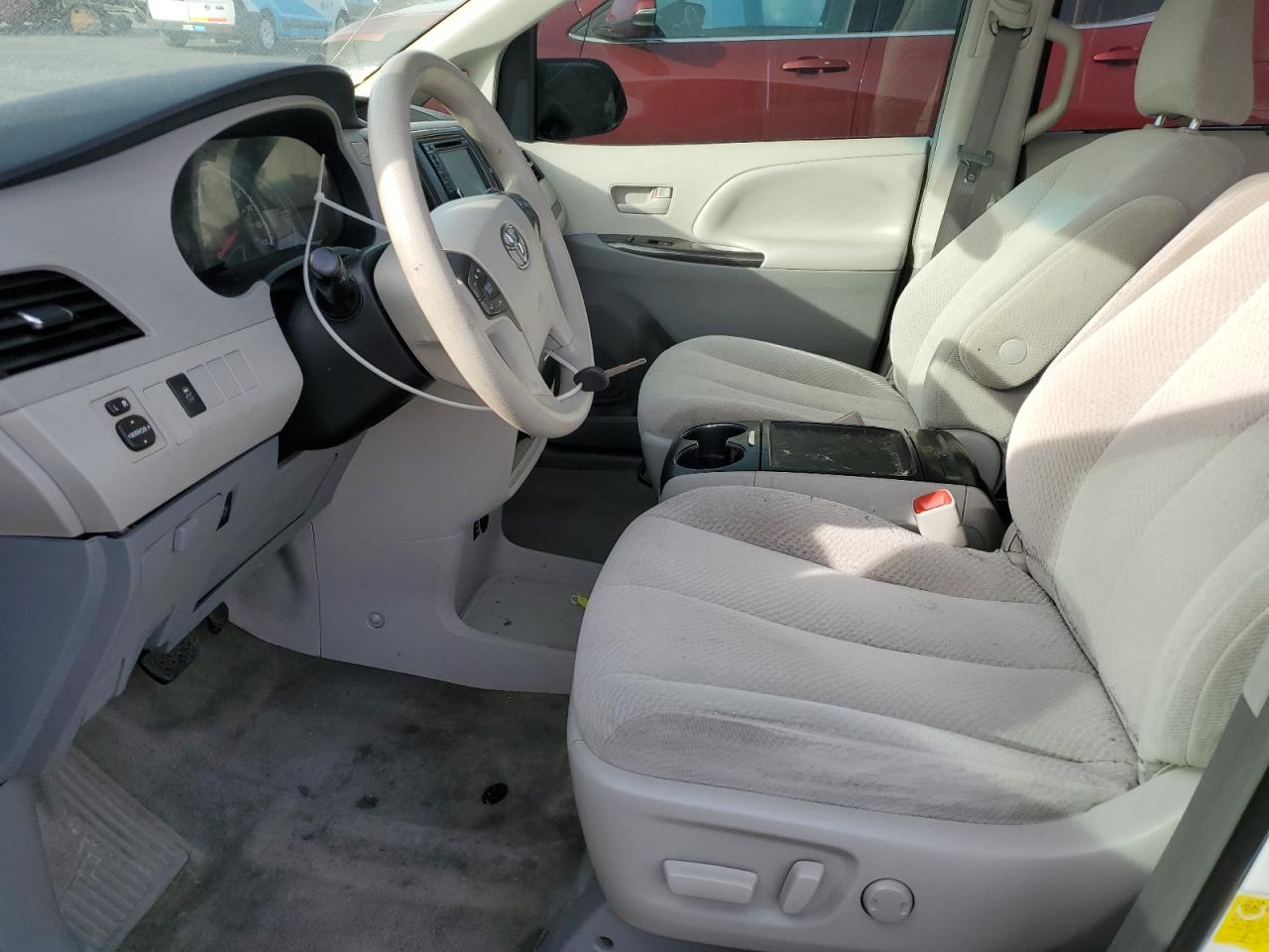 Toyota Sienna Le Image 9