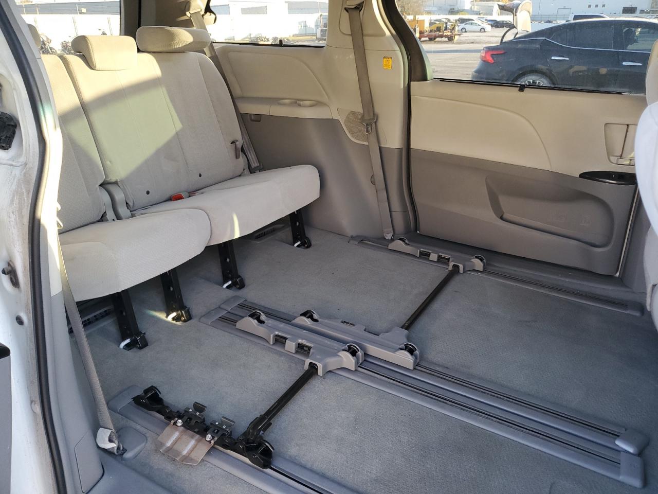 Toyota Sienna Le Image 13