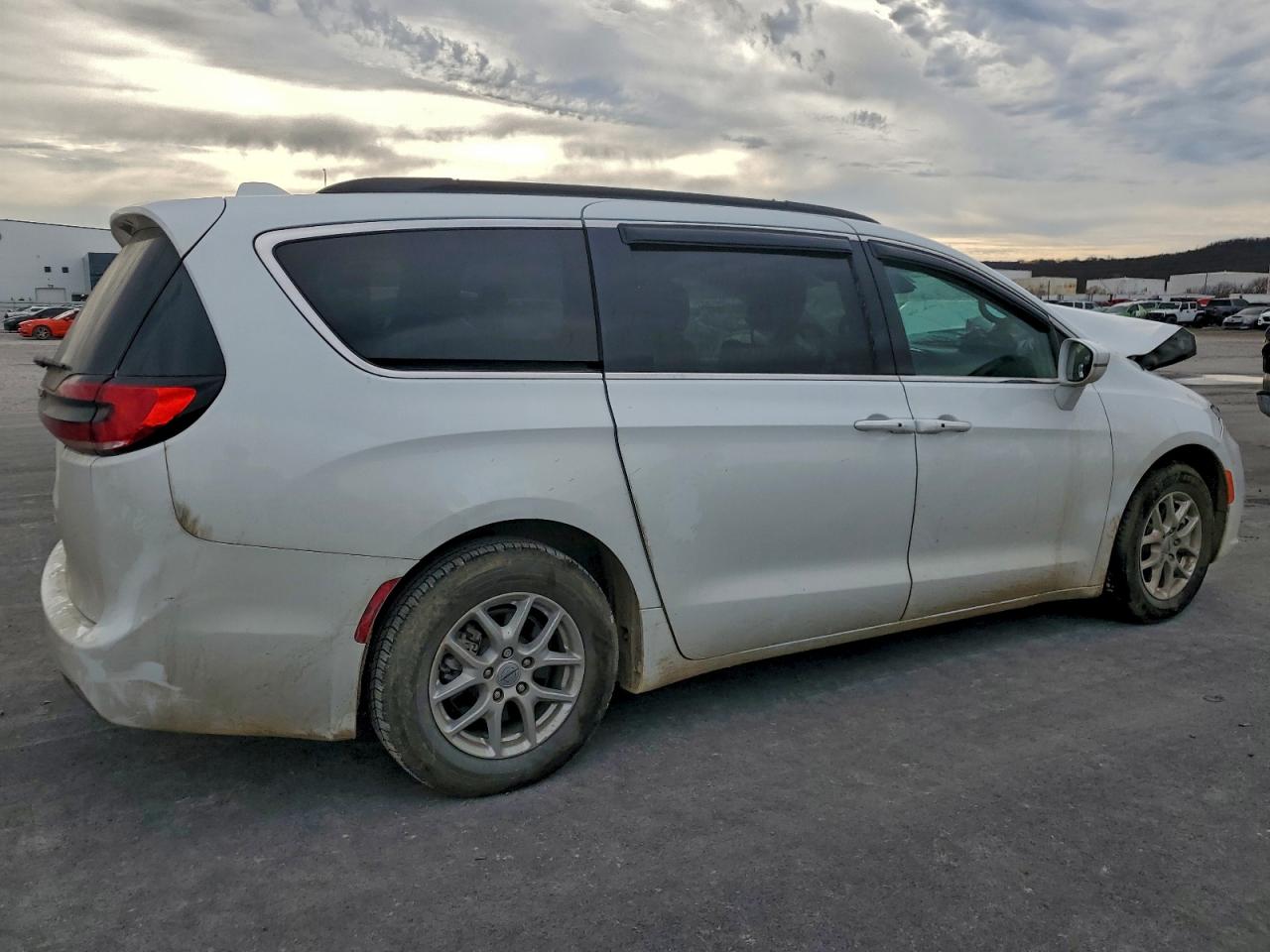 Chrysler Pacifica Touring L Image 2