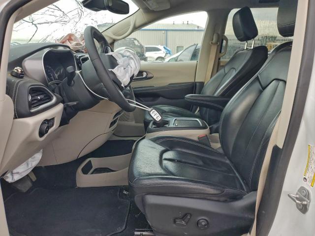 Chrysler Pacifica Touring L Image 3