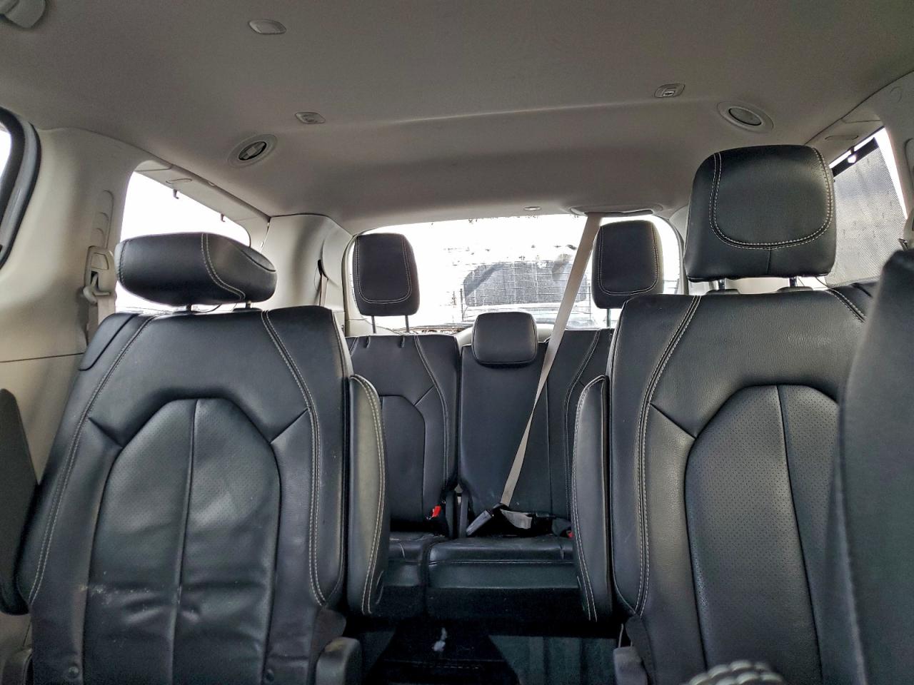 Chrysler Pacifica Touring L Image 13