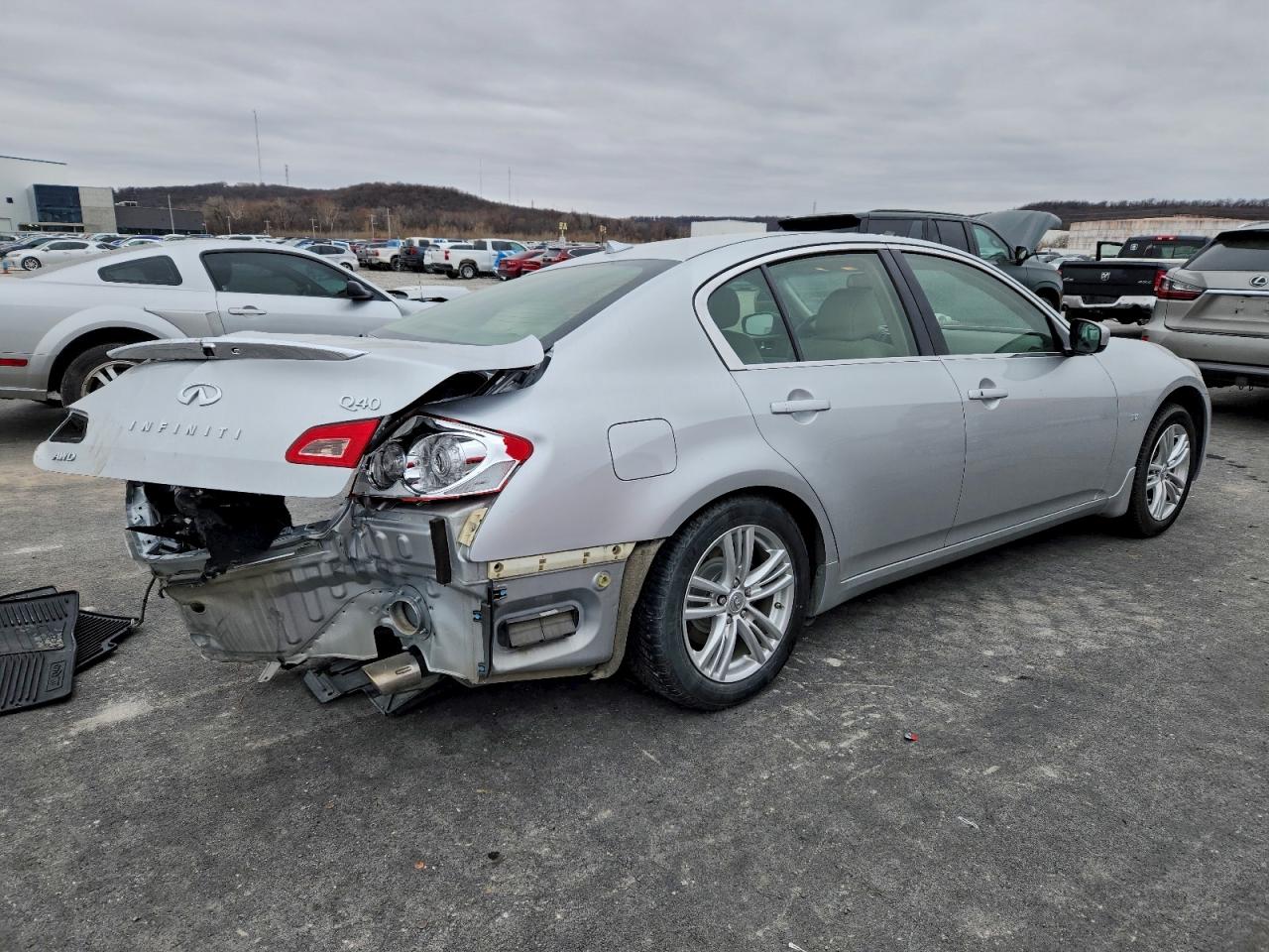 INFINITI Q40 Image 12