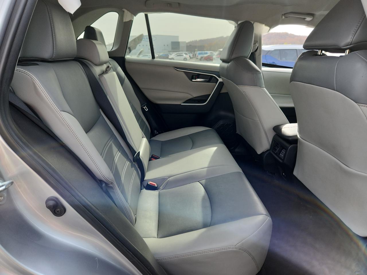 Toyota RAV4 Xle Premium Image 2