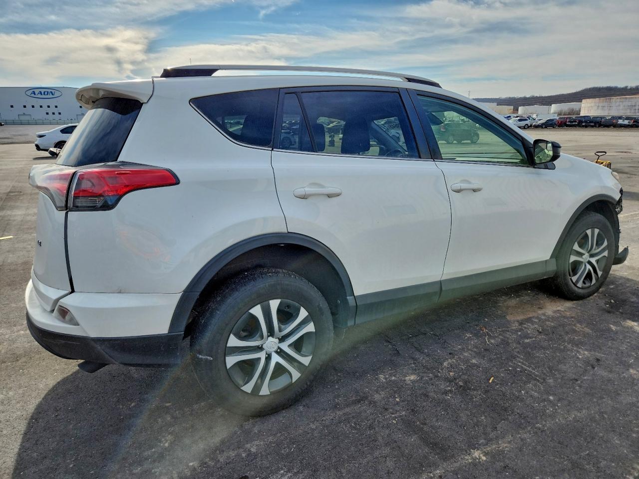 Toyota RAV4 Le Image 4