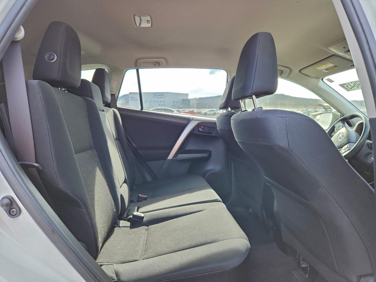 Toyota RAV4 Le Image 5