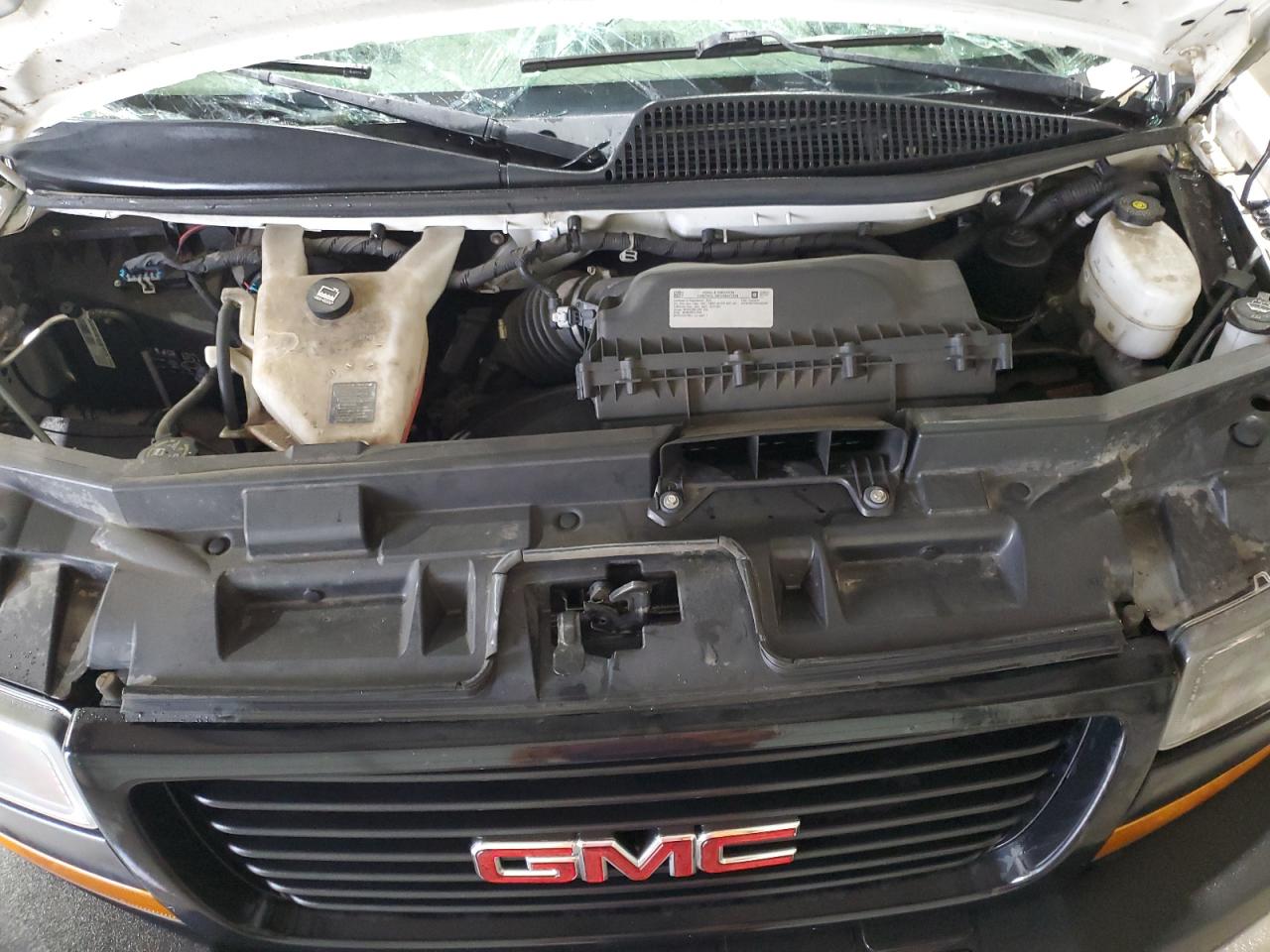 GMC Savana G2500 Image 13