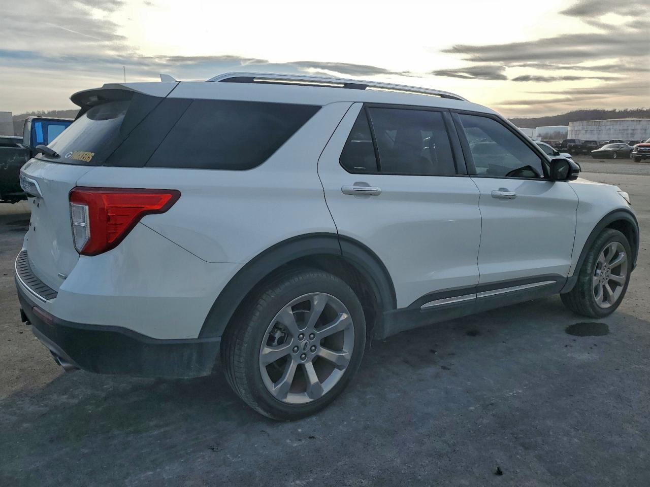 Ford Explorer Platinum Image 3