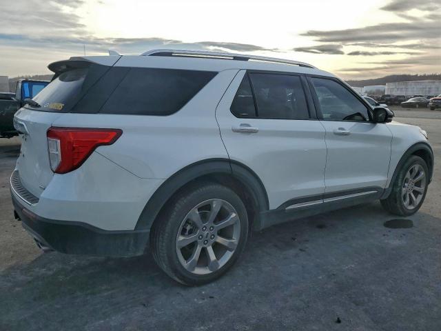 Ford Explorer Platinum Image 3