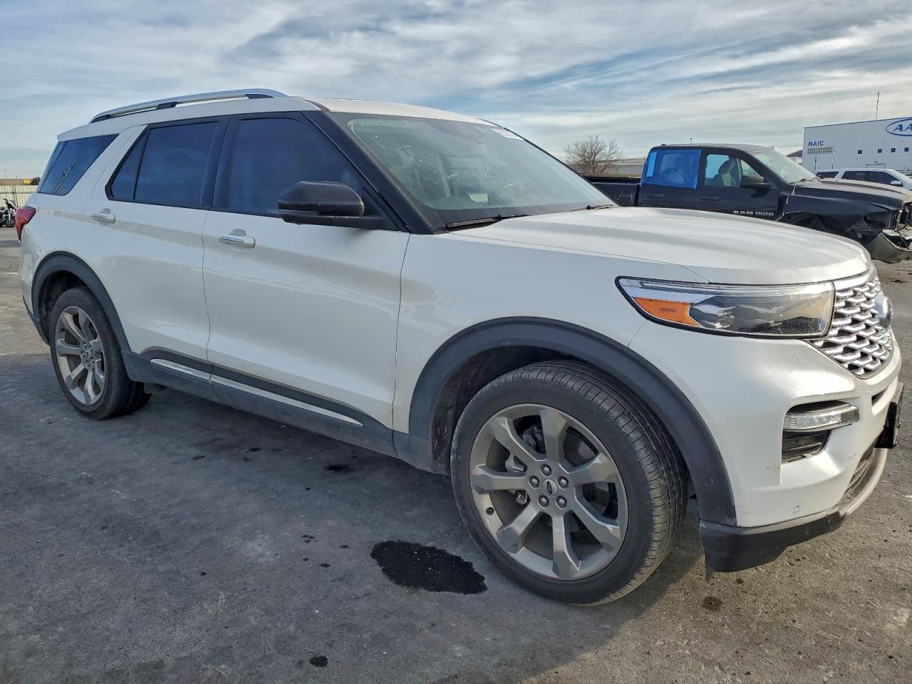 Ford Explorer Platinum Image 11