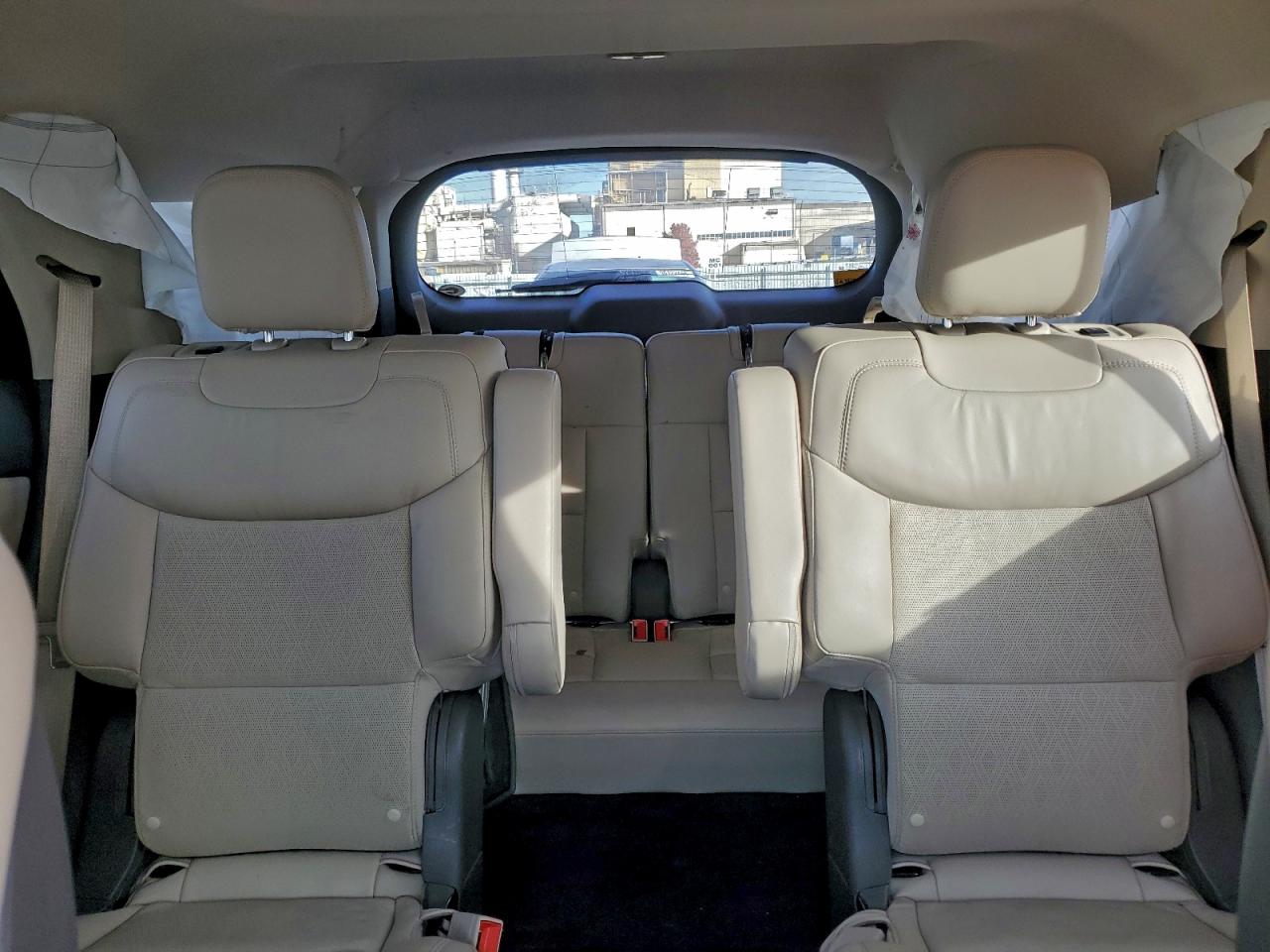 Ford Explorer Platinum Image 4