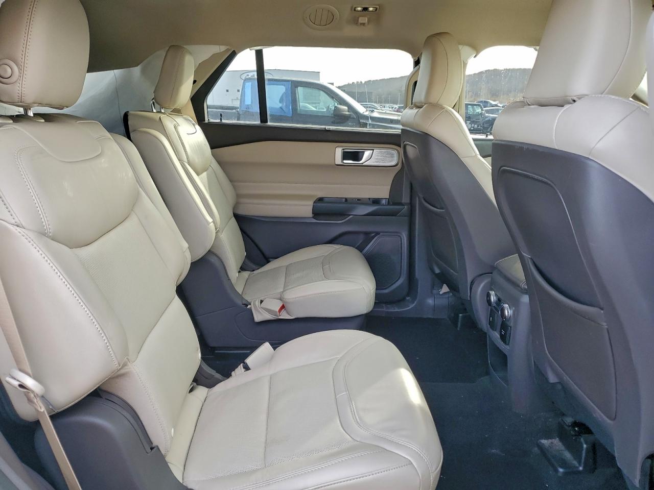 Ford Explorer Platinum Image 5