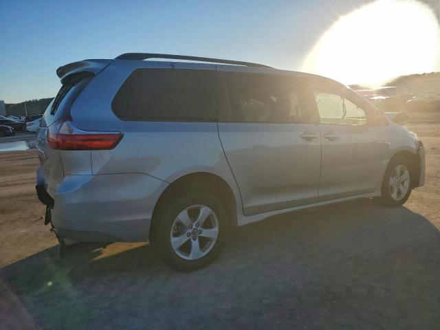 Toyota Sienna Le Image 3