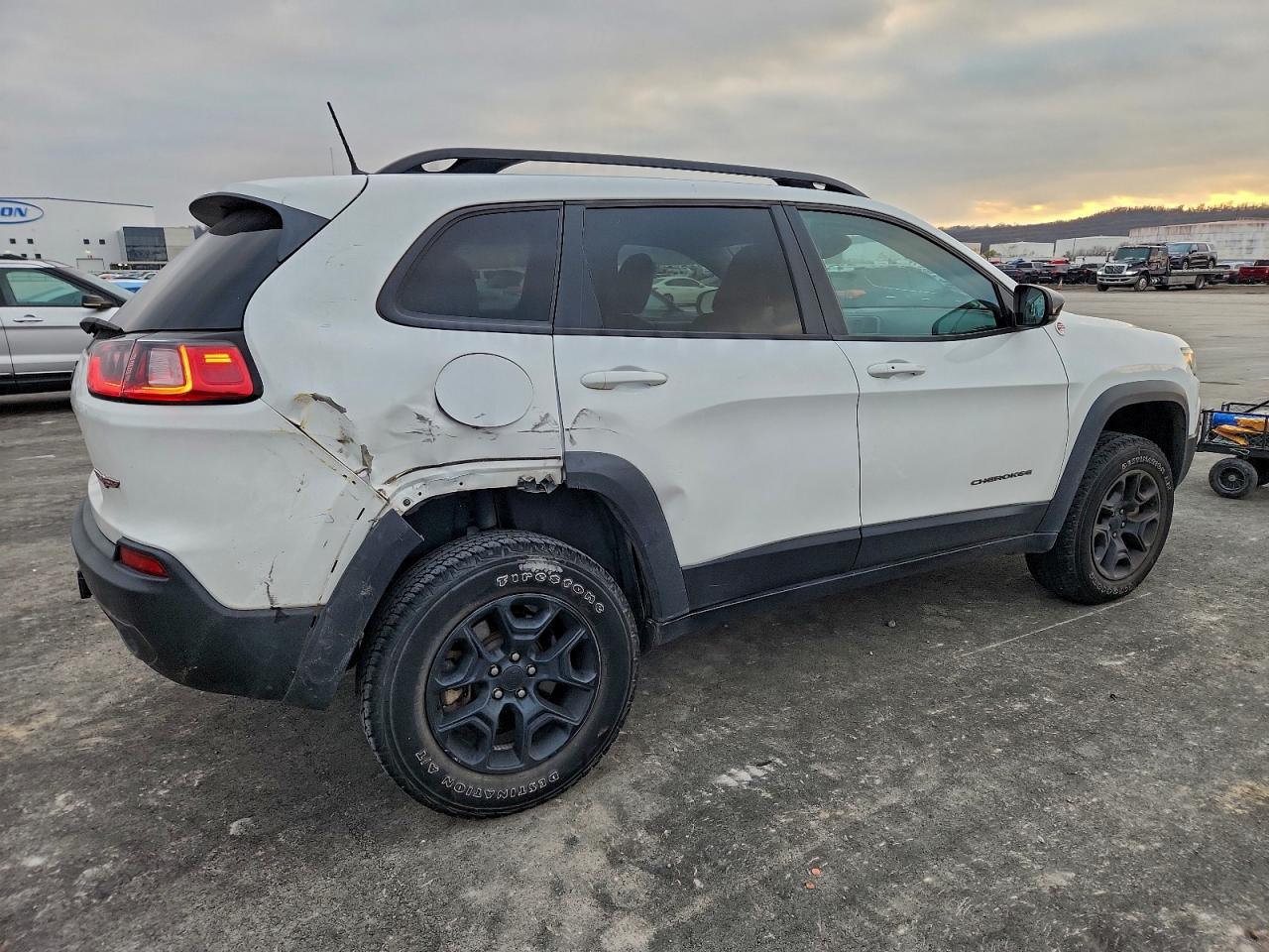 Jeep Cherokee Trailhawk Image 2