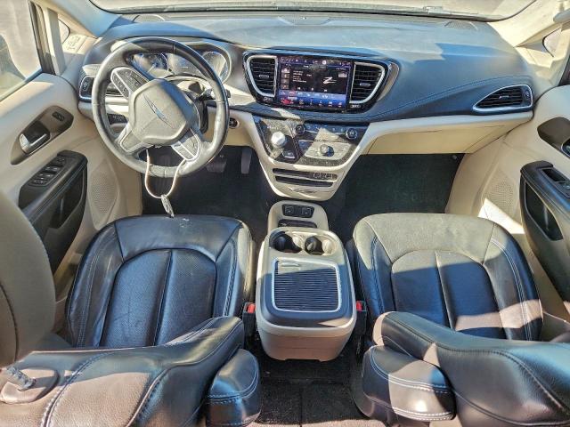 Chrysler Pacifica Touring L Image 9