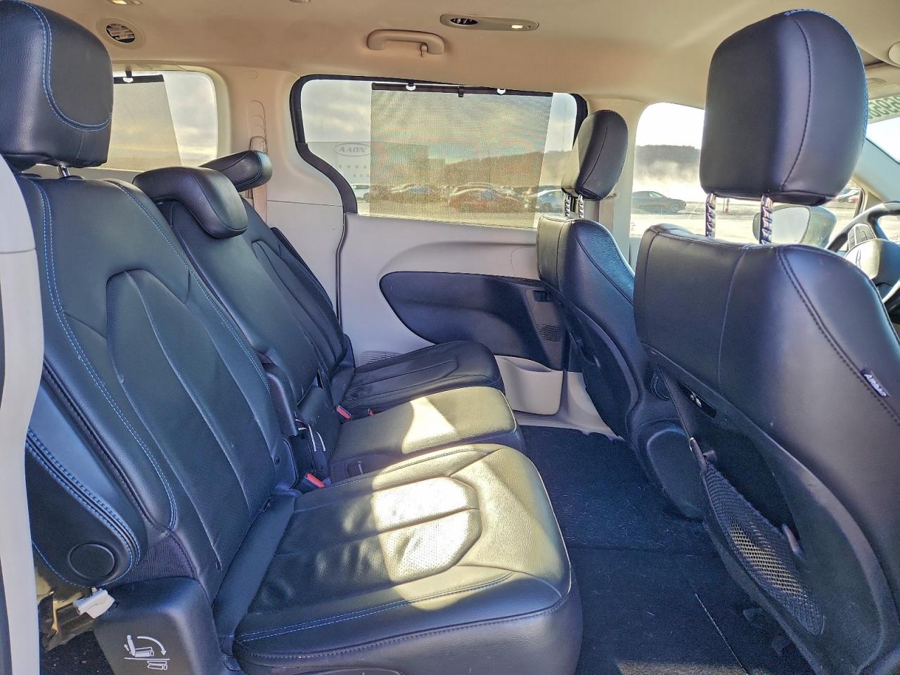 Chrysler Pacifica Touring L Image 7