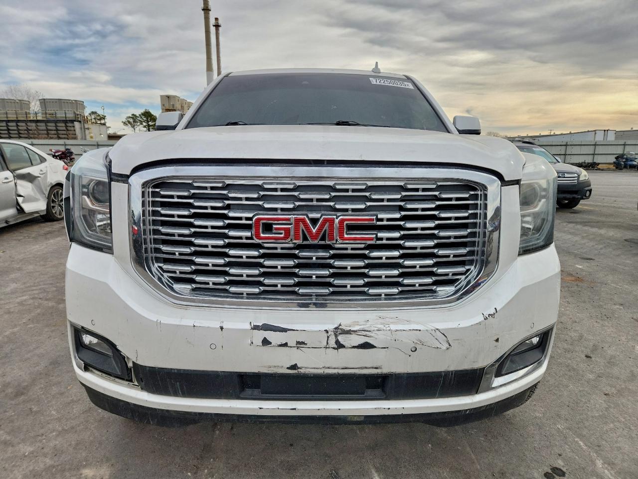 GMC Yukon Denali Image 3