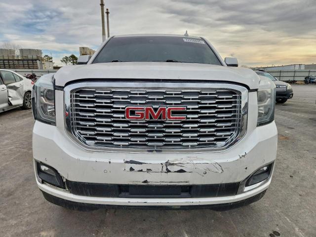 GMC Yukon Denali Image 3