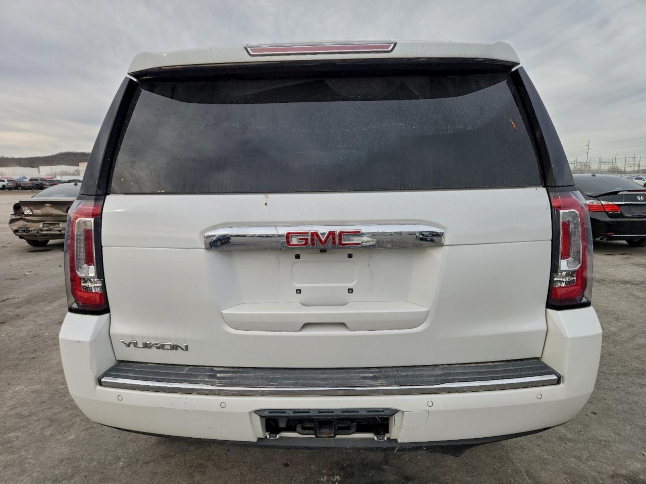 GMC Yukon Denali Image 7