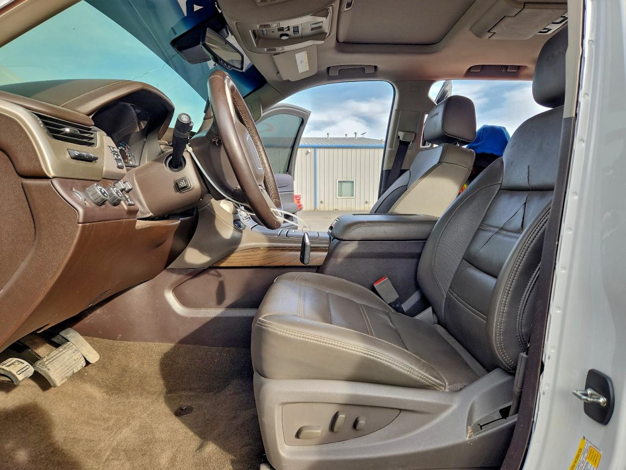 GMC Yukon Denali Image 12