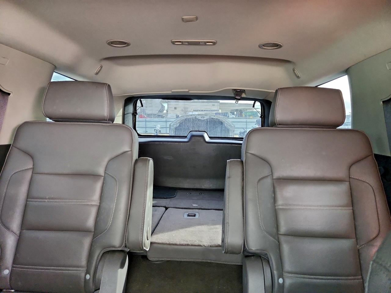 GMC Yukon Denali Image 13