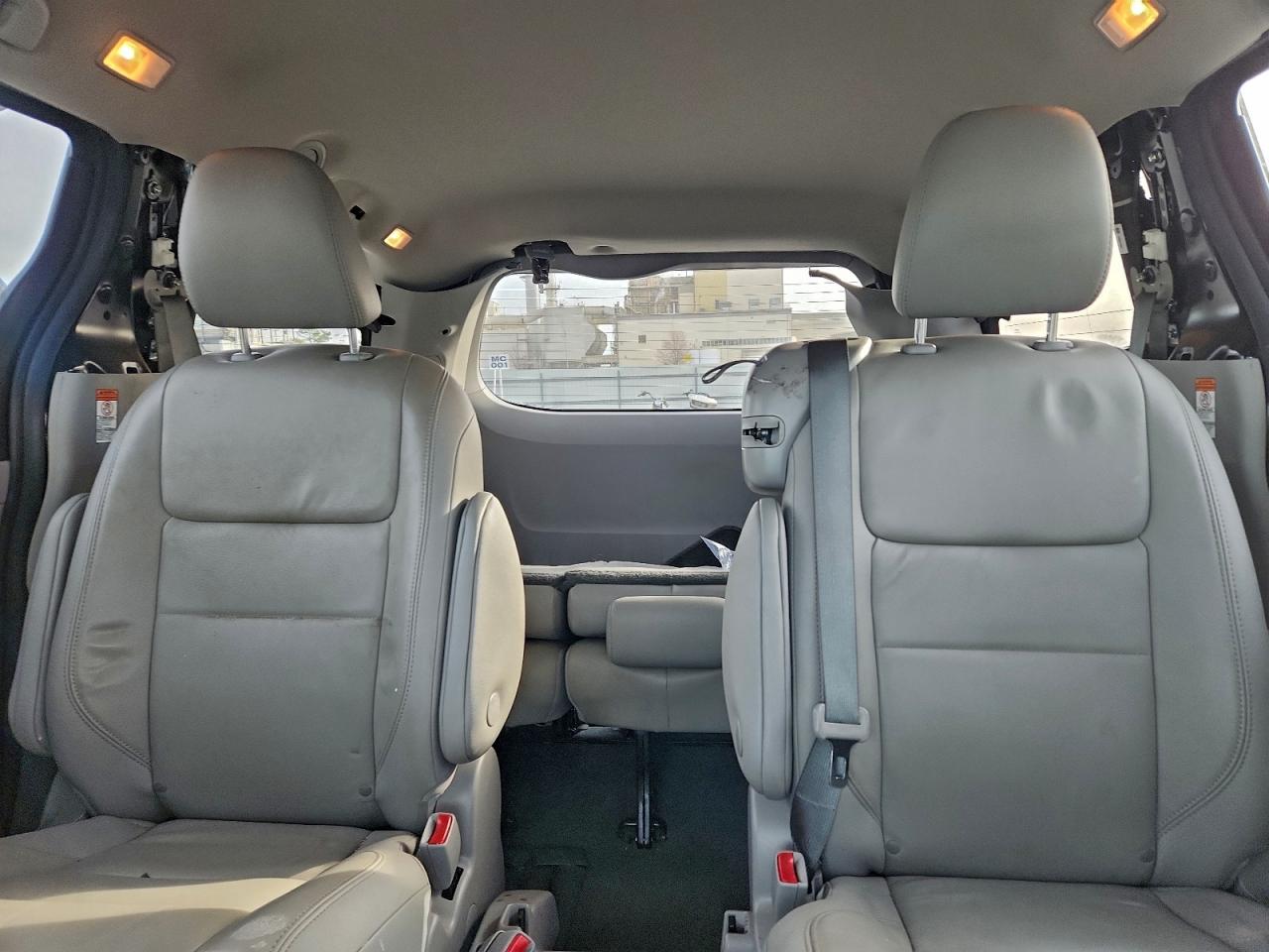 Toyota Sienna Xle Image 6