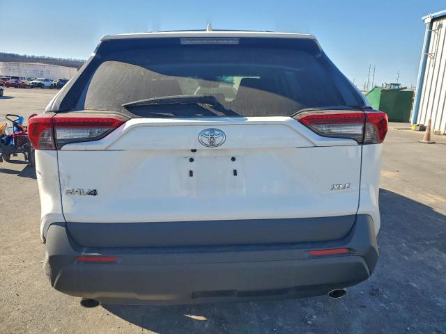 Toyota RAV4 Xle Image 3